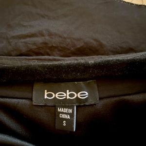 Black dress, zíper in the front. Very short and very cute dress.